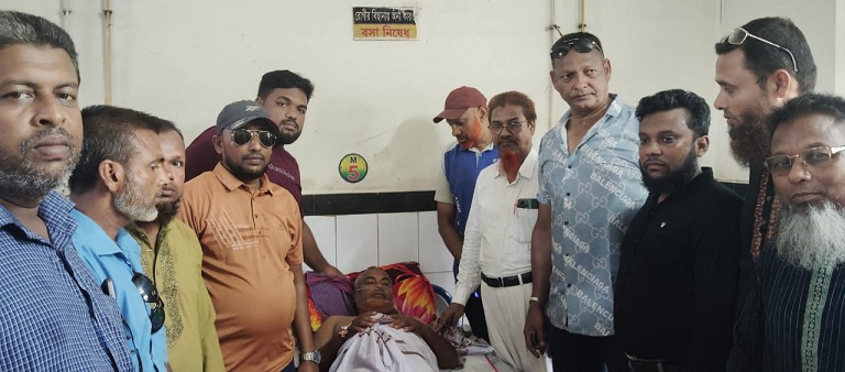 গুরুতর অসুস্থ্য সাংবাদিক রেজাউল ইসলাম বাবলুকে দেখতে সদর হাসপাতালে জেলা জার্নালিস্ট এ্যাসোসিয়েশনের নে
